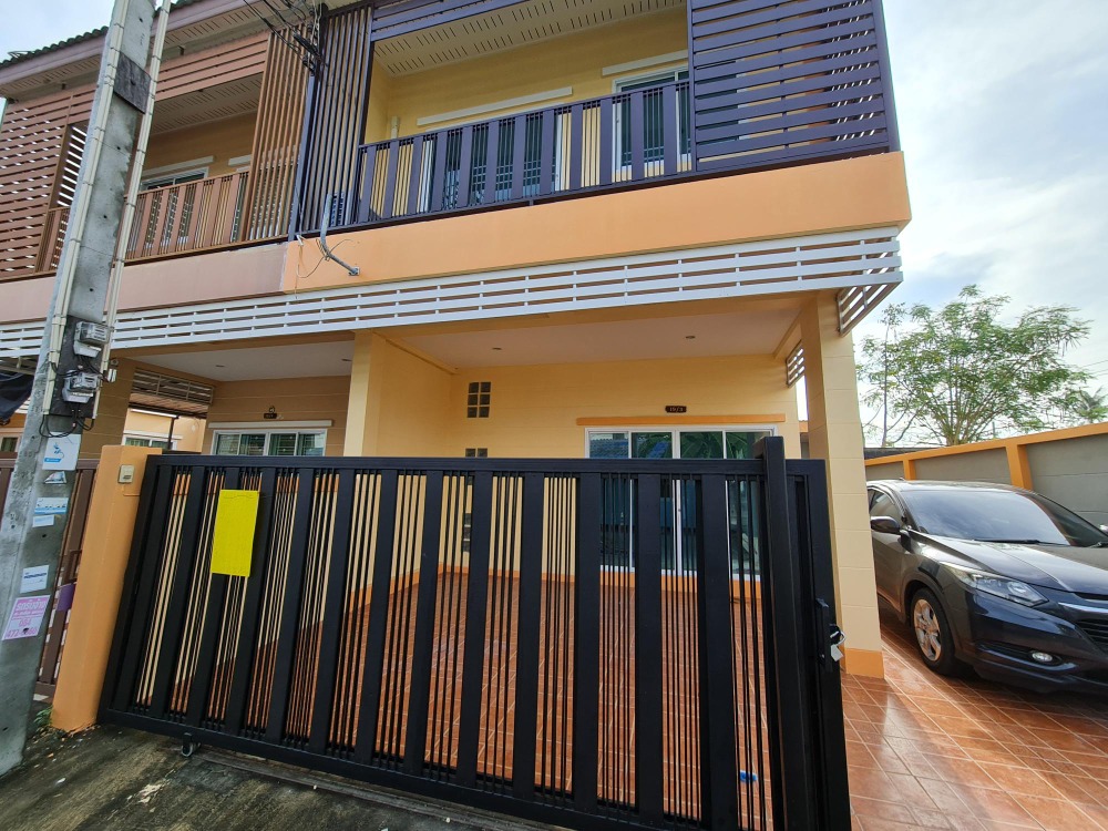 For RentHousePattaya, Bangsaen, Chonburi : Semi-detached house, completely renovated, fully furnished, ready to move in, good location, opposite Pinthong Industrial Estate 1. Near Road No. 7, near the fresh market and Chao Phraya Surasak Municipality Office (3 minutes), Sahapat Group (10 minutes),