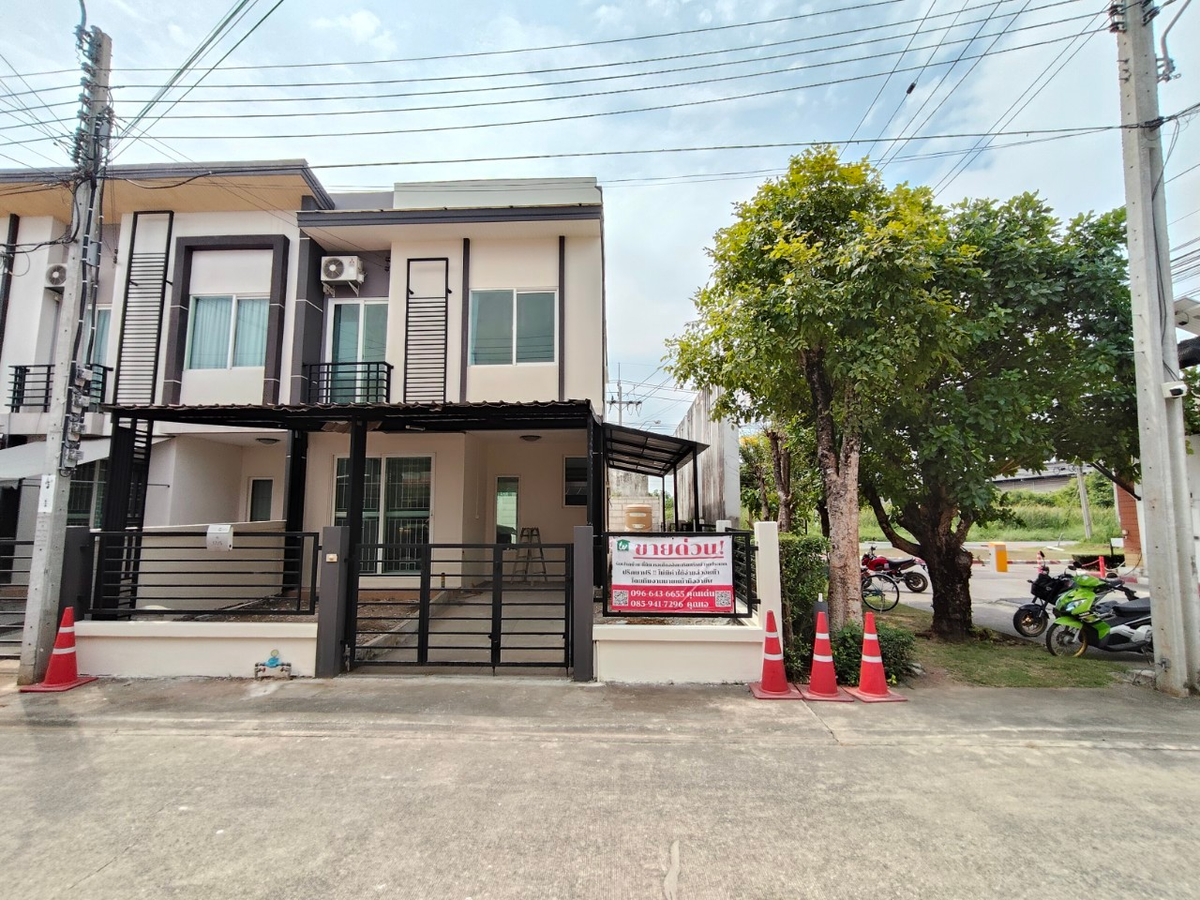 For SaleTownhomeRama 2, Bang Khun Thian : Townhome for sale, corner unit, Gusto Rama 2 project, Gusto Rama 2, sold as is, asking for someone to accept because the house needs to be renovated a lot.