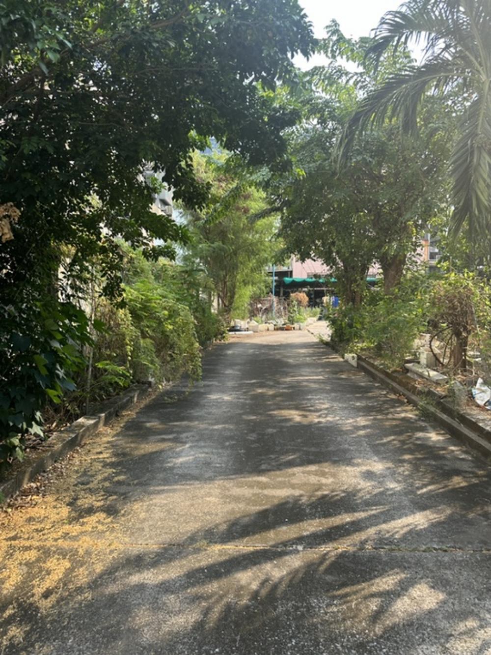 For SaleLandRatchadapisek, Huaikwang, Suttisan : Land for sale on Rama 9 Road, only 350 meters from Rama 9 Road.