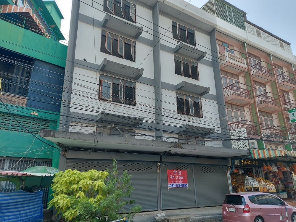 For SaleShop HouseOnnut, Udomsuk : Commercial building for sale, 2 units next to each other, very good location, near BTS Udomsuk.