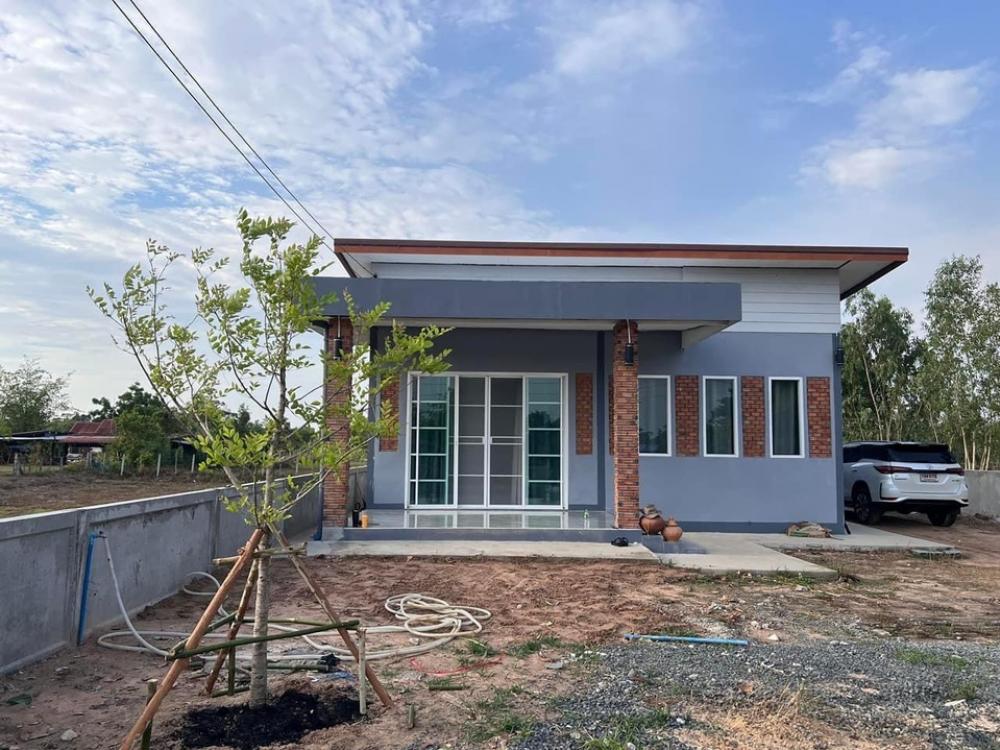 For SaleHouseUbon Ratchathani : For sale, cheap, urgent, single house, newly built, size 2 bedrooms, 1 bathroom, area 231 square meters, Leosukok District, 20 minutes from Ubon Ratchathani city, price 1.15 million baht.