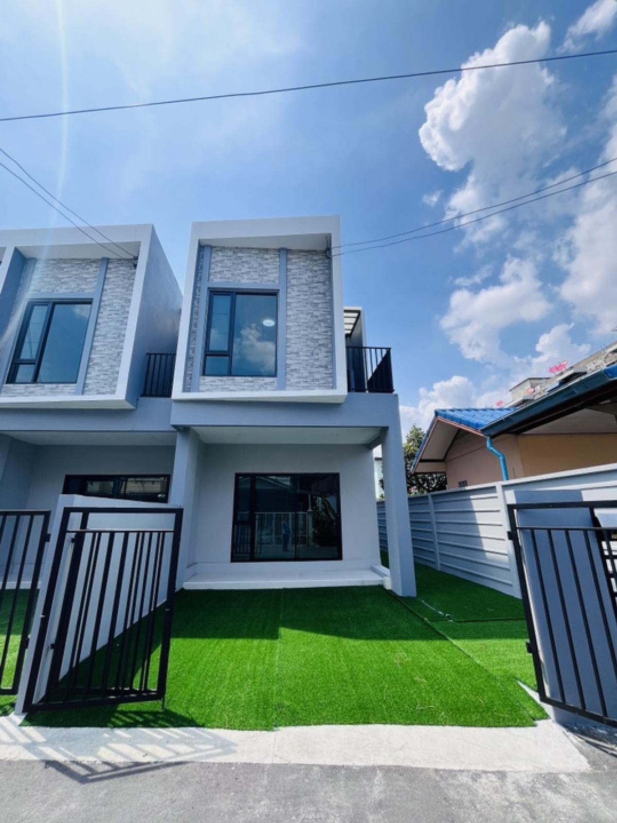 ขายทาวน์โฮมลาดพร้าว101 แฮปปี้แลนด์ : ทาวน์โฮมโมเดิร์นลาดพร้าว101