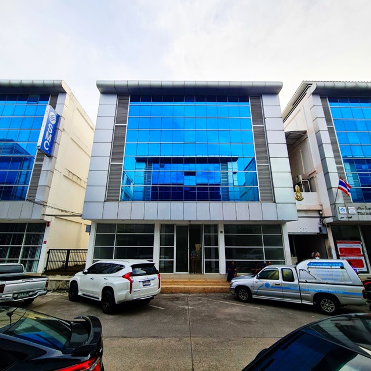 ให้เช่าอาคารพาณิชย์ลาดกระบัง สุวรรณภูมิ : สุวรรณภูมิ พระจอมเกล้า 4ชั้น ติดถนนใหญ่ Airport Link ลาดกระบัง กิ่งแก้ว หน้ากว้าง 8ม.10จอดรถ 40ตรว. 512ตรม.