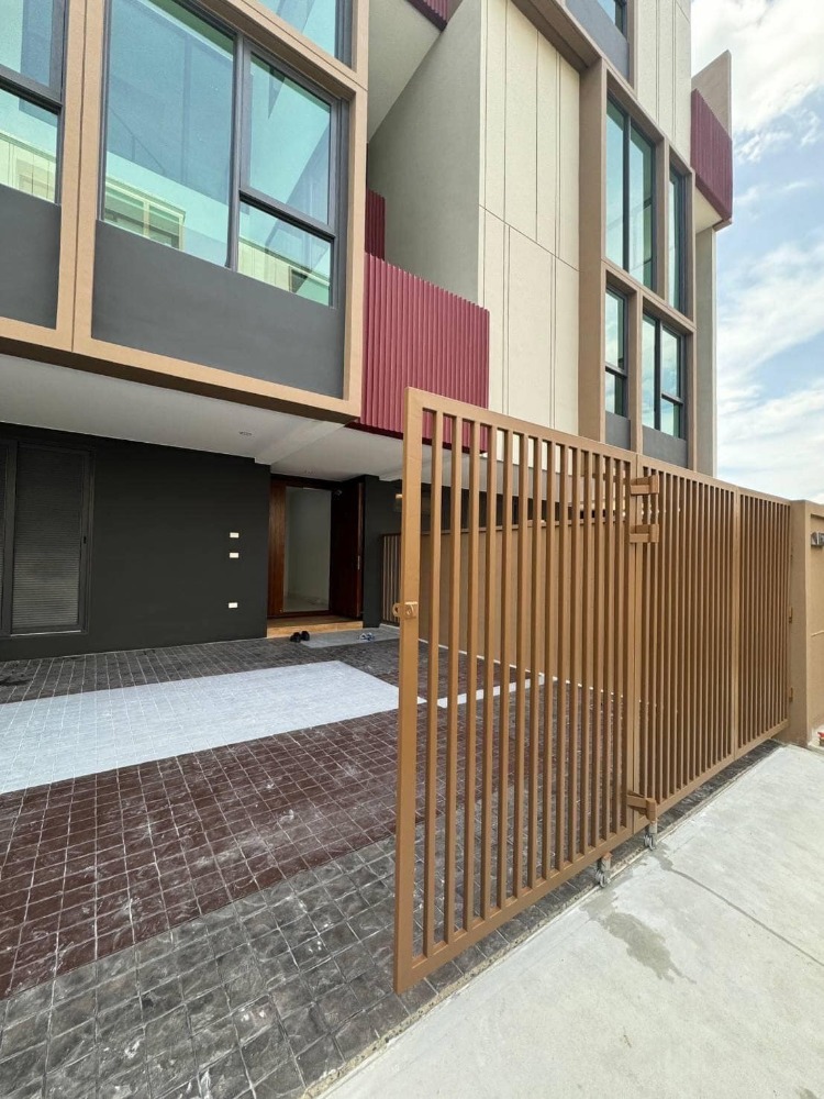 For RentOnnut, Udomsuk : Luxurious townhome for rent Baan Klang Muang Classe Sukhumvit 77