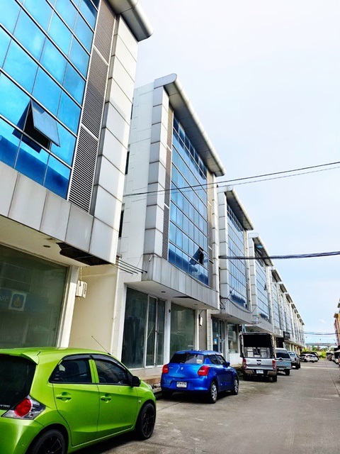 ให้เช่าอาคารพาณิชย์ลาดกระบัง สุวรรณภูมิ : สุวรรณภูมิ พระจอมเกล้า 4ชั้น ติดถนนใหญ่ Airport Link ลาดกระบัง กิ่งแก้ว หน้ากว้าง 8ม.10จอดรถ 40ตรว. 512ตรม.