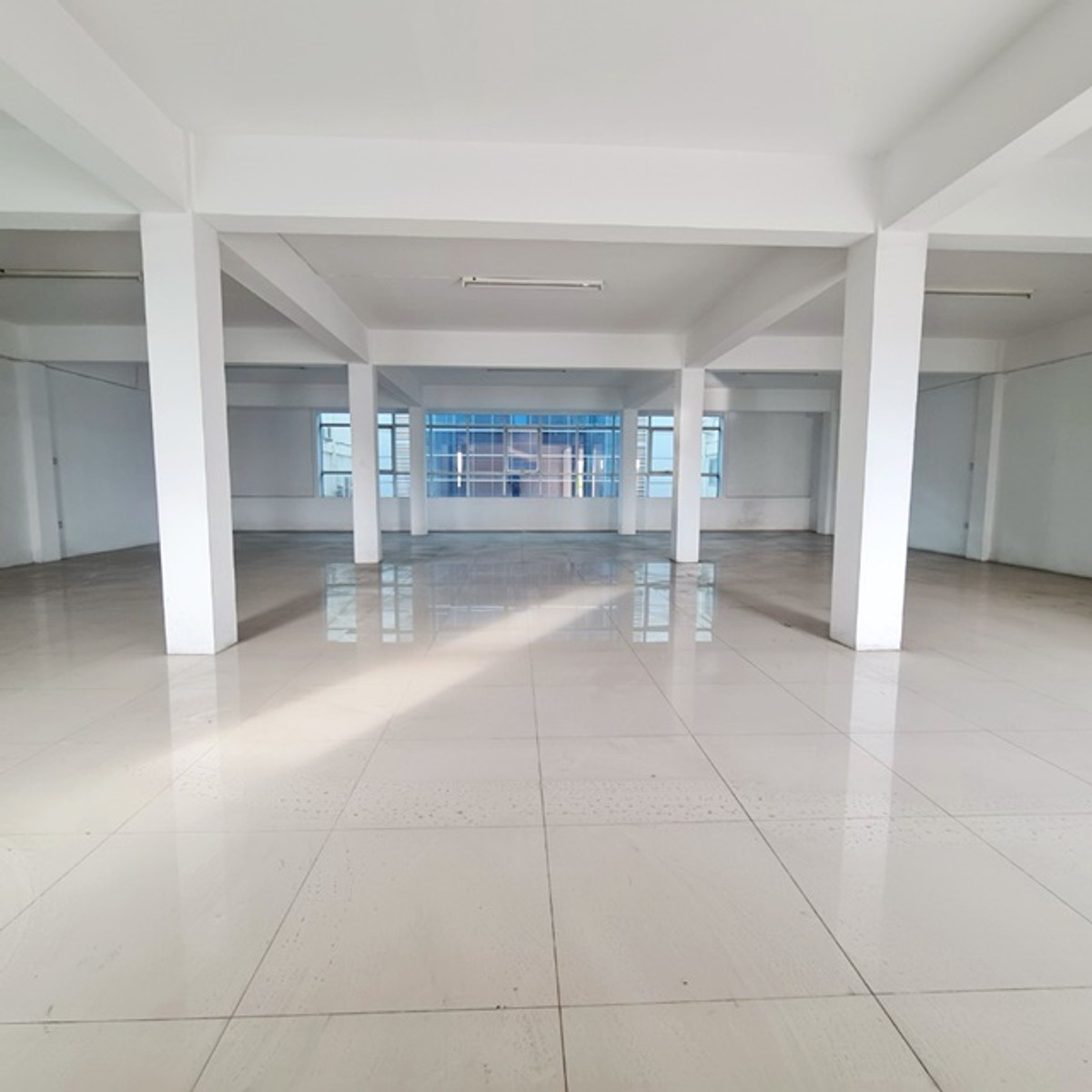 ให้เช่าอาคารพาณิชย์ลาดกระบัง สุวรรณภูมิ : สุวรรณภูมิ พระจอมเกล้า 4ชั้น ติดถนนใหญ่ Airport Link ลาดกระบัง กิ่งแก้ว หน้ากว้าง 8ม.10จอดรถ 40ตรว. 512ตรม.