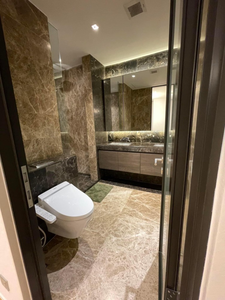 For RentCondoWitthayu, Chidlom, Langsuan, Ploenchit : Luxury condo for rent 28 Chidlom, luxuriously decorated with furniture. Chaninthorn in the whole room Real marble bathroom Ready to move in