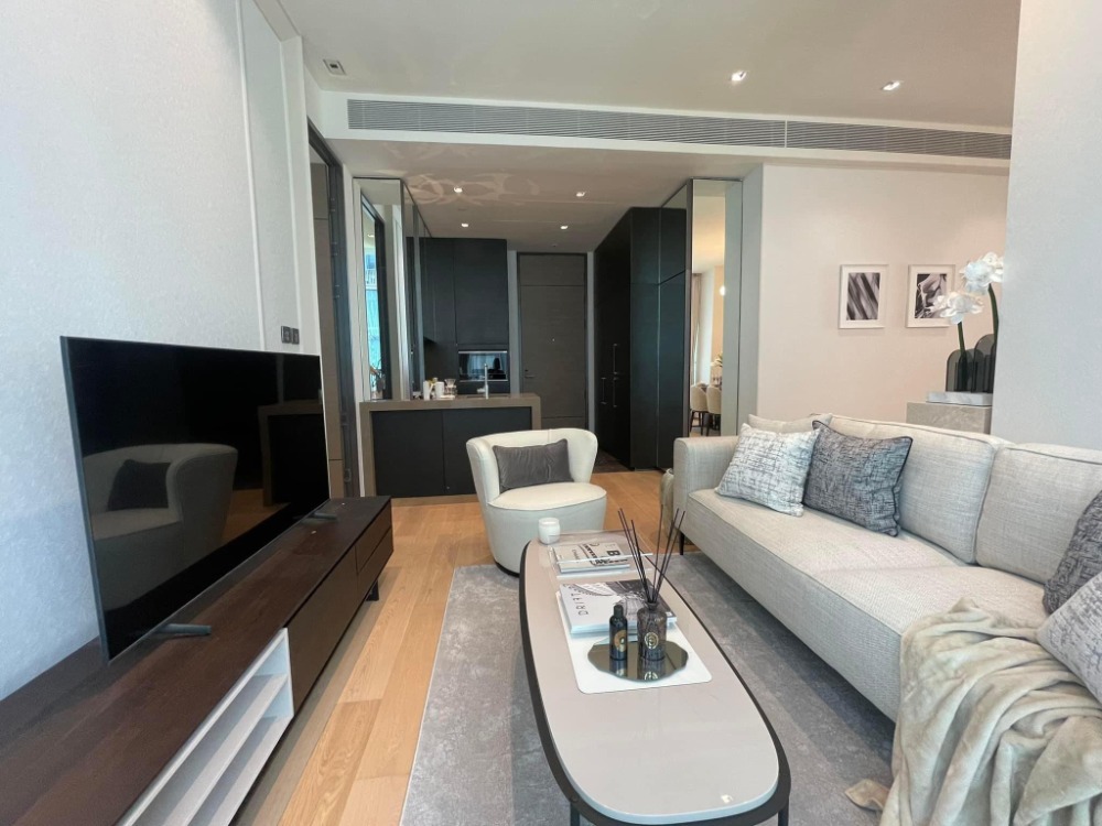 For RentCondoWitthayu, Chidlom, Langsuan, Ploenchit : Luxury condo for rent 28 Chidlom, luxuriously decorated with furniture. Chaninthorn in the whole room Real marble bathroom Ready to move in