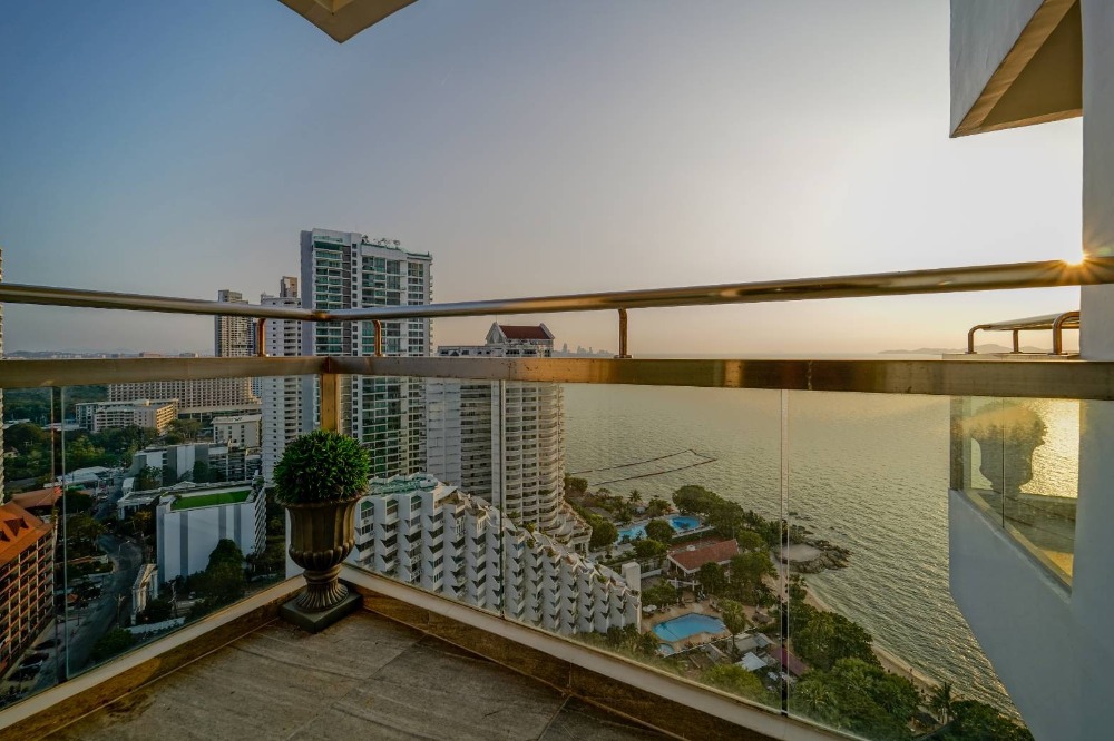 For SaleCondoPattaya, Bangsaen, Chonburi : For sell Penthouse The Palm Wongamat beach Front Pattaya 207Sq.m and rooftop floor (S03-1085)