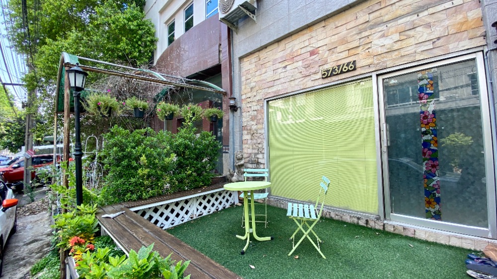 For SaleHome OfficeRamkhamhaeng, Hua Mak : Home office for sale, 4 floors, renovated, ready to move, Ramkhamhaeng 39 (Soi Theplila), Intersection 27, has central parking lot