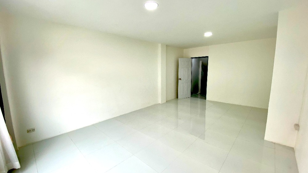 For SaleHome OfficeRamkhamhaeng, Hua Mak : Home office for sale, 4 floors, renovated, ready to move, Ramkhamhaeng 39 (Soi Theplila), Intersection 27, has central parking lot