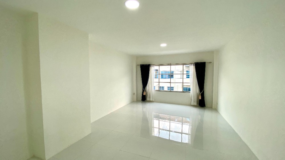 For SaleHome OfficeRamkhamhaeng, Hua Mak : Home office for sale, 4 floors, renovated, ready to move, Ramkhamhaeng 39 (Soi Theplila), Intersection 27, has central parking lot