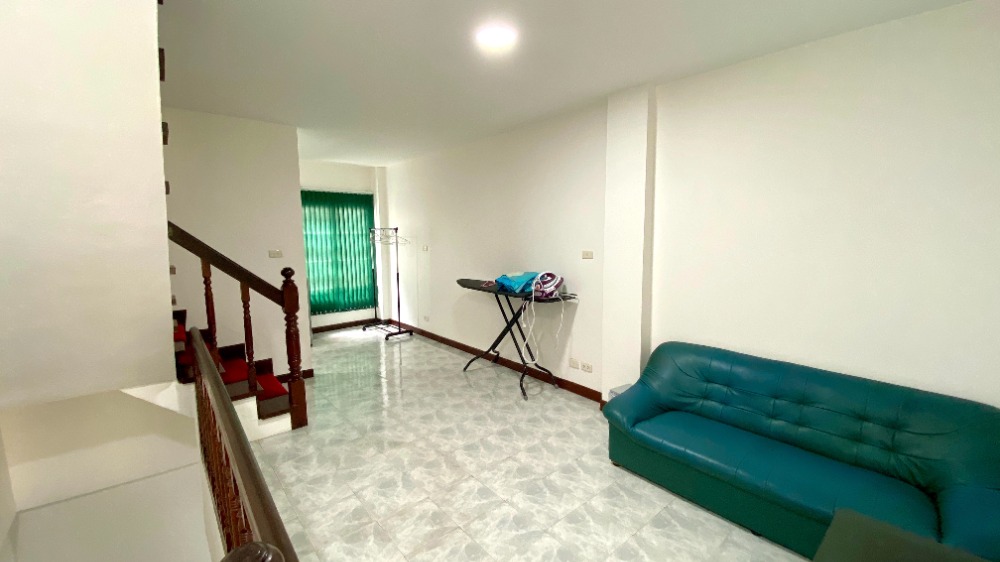 For SaleHome OfficeRamkhamhaeng, Hua Mak : Home office for sale, 4 floors, renovated, ready to move, Ramkhamhaeng 39 (Soi Theplila), Intersection 27, has central parking lot