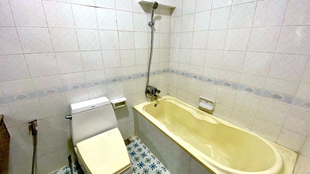 For SaleHome OfficeRamkhamhaeng, Hua Mak : Home office for sale, 4 floors, renovated, ready to move, Ramkhamhaeng 39 (Soi Theplila), Intersection 27, has central parking lot