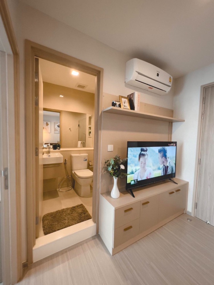 For RentCondoThaphra, Talat Phlu, Wutthakat : 👑 Life Sathorn Sierra 👑 Urgent for rent, very beautifully decorated room, very livable, size 32 sq m., complete with furniture and electrical appliances.