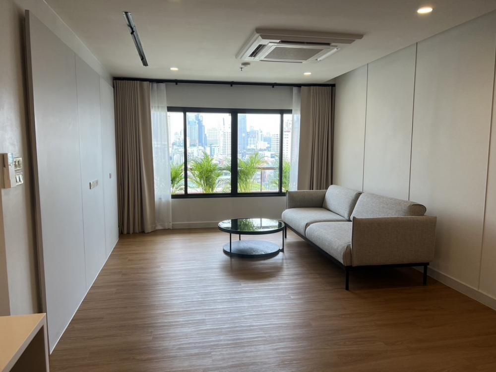ขายคอนโดวิทยุ ชิดลม หลังสวน : 📢👇 Sell with tenant Til April 26 Newly renovated 2 beds, complete makeover from floor to ceiling, brand-new electrical appliances for your modern comfort. Unblocked view from balcony . Near Conrad Hotel, Lumpini Park, BTS Pleonchit, and the lively Ruamrud