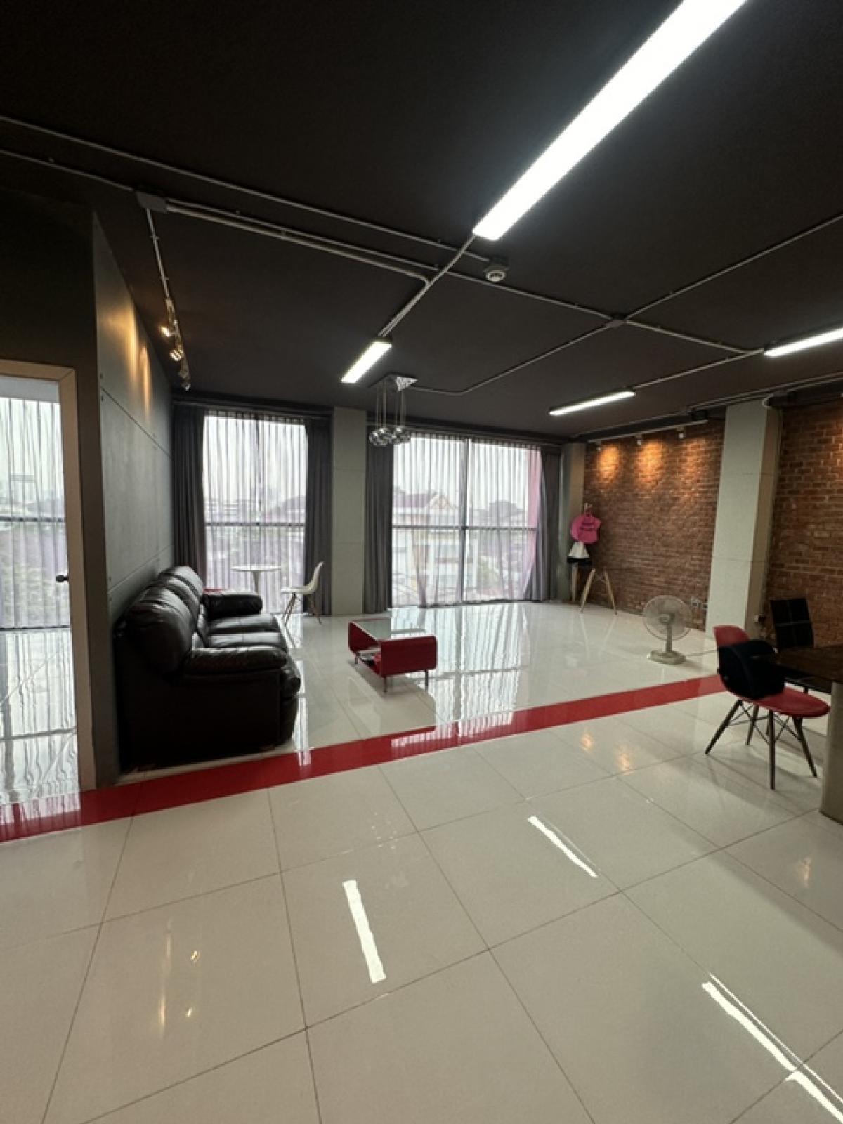 ขายอาคารพาณิชย์อ่อนนุช อุดมสุข : ขายอาคารOffice and Residential Building 6 ชั้น ถ.เอกมัย