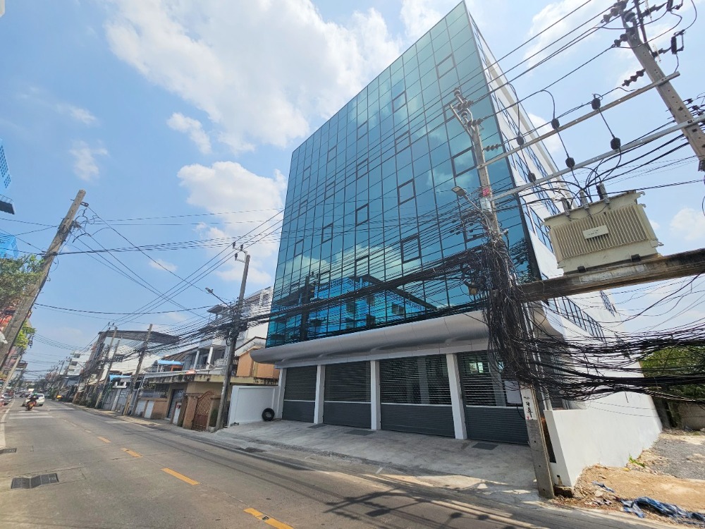 For SaleShop HouseLadprao101, Happy Land, The Mall Bang Kapi : For sale: 6-storey office building (including rooftop), 100 sq m, Lat Phrao 87, newly renovated, on main road, not deep into alley, near BTS