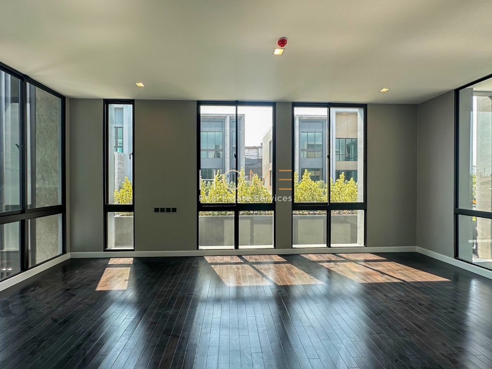 ขายบ้านพัฒนาการ ศรีนครินทร์ : บ้านเดี่ยว แกรนด์ บางกอก บูเลอวาร์ด พระราม 9 - กรุงเทพกรีฑา / 5 ห้องนอน (ขาย), Grand Bangkok Boulevard Rama 9 - Krungthepkreetha / Detached House 5 Bedrooms (FOR SALE) AA437