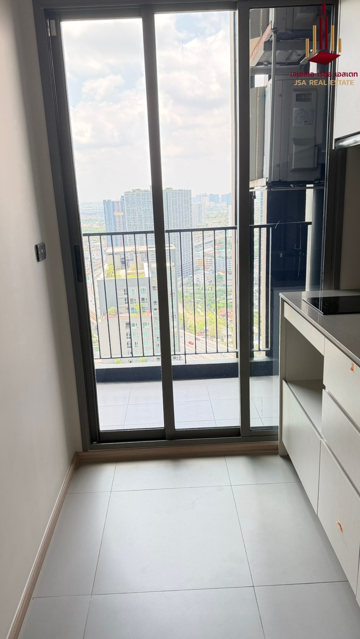 For SaleCondoThaphra, Talat Phlu, Wutthakat : Best priced room in the project, size 1 bedroom, 1 bathroom, 28 sq m. whizdom station ratchada thapra 3.3 million baht.
