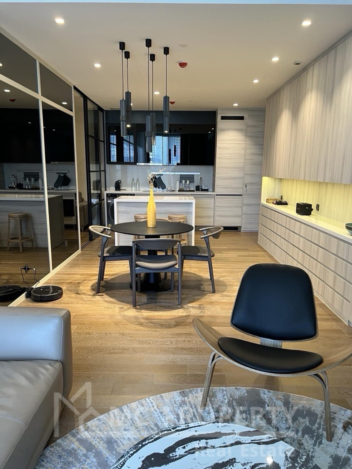 Muniq Langsuan 1 Bedroom plus 80sqm For RENT ONLY 120,000 PLEASE Contact 0816878954 Loading...