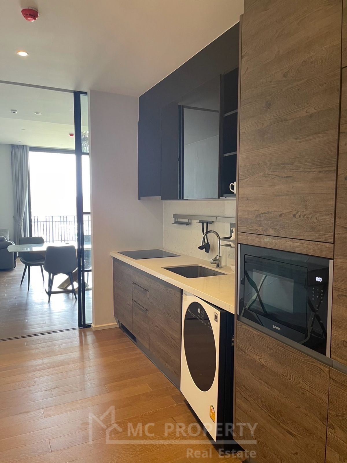 ให้เช่าคอนโดวิทยุ ชิดลม หลังสวน : Muniq Langsuan 1 bedroom 56sqm 15fl++ for rent only 75,000 please contact 0816878954