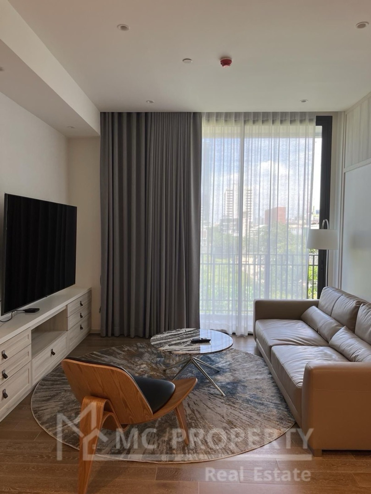 Muniq Langsuan 1 Bedroom plus 80sqm For RENT ONLY 120,000 PLEASE Contact 0816878954 Loading...