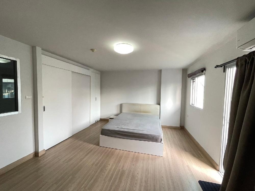 For SaleCondoOnnut, Udomsuk : ## Selling/renting The Escape Condominium Sukhumvit 101/1 1 bedroom room, 32 sqm. Floor 8, Building C, swimming pool side. ***** Owner of the room. *****