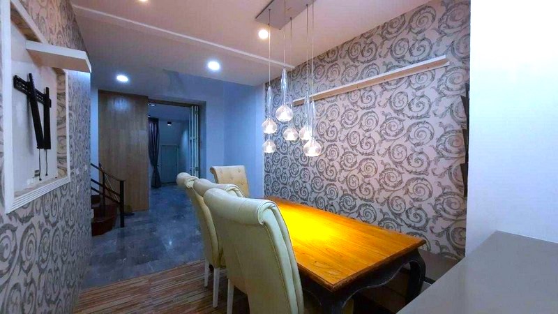 For RentTownhomePattanakan, Srinakarin : 4-story home office for rent, Warathorn Ville Project, Phatthanakan 44, has up to 5 bedrooms, suitable for a large family or an office, near Bangkok Christian International School.