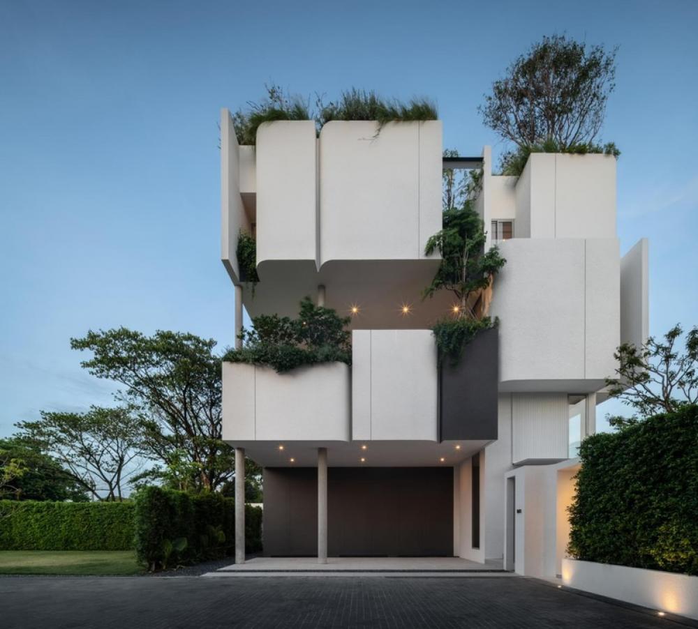 For SaleHousePattanakan, Srinakarin : 📢👇Modern 5-storey single house with elevator, complete with everything, including a swimming pool, rooftop garden, convenient transportation, near expressways, shopping malls, supermarkets, international schools.