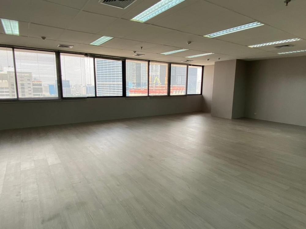 ขายสำนักงานคลองเตย กล้วยน้ำไท : 📢👇Office space for rent / sale located in Lumphini Tower with 12 elevators, separated into high and low zones, convenient for visitors.