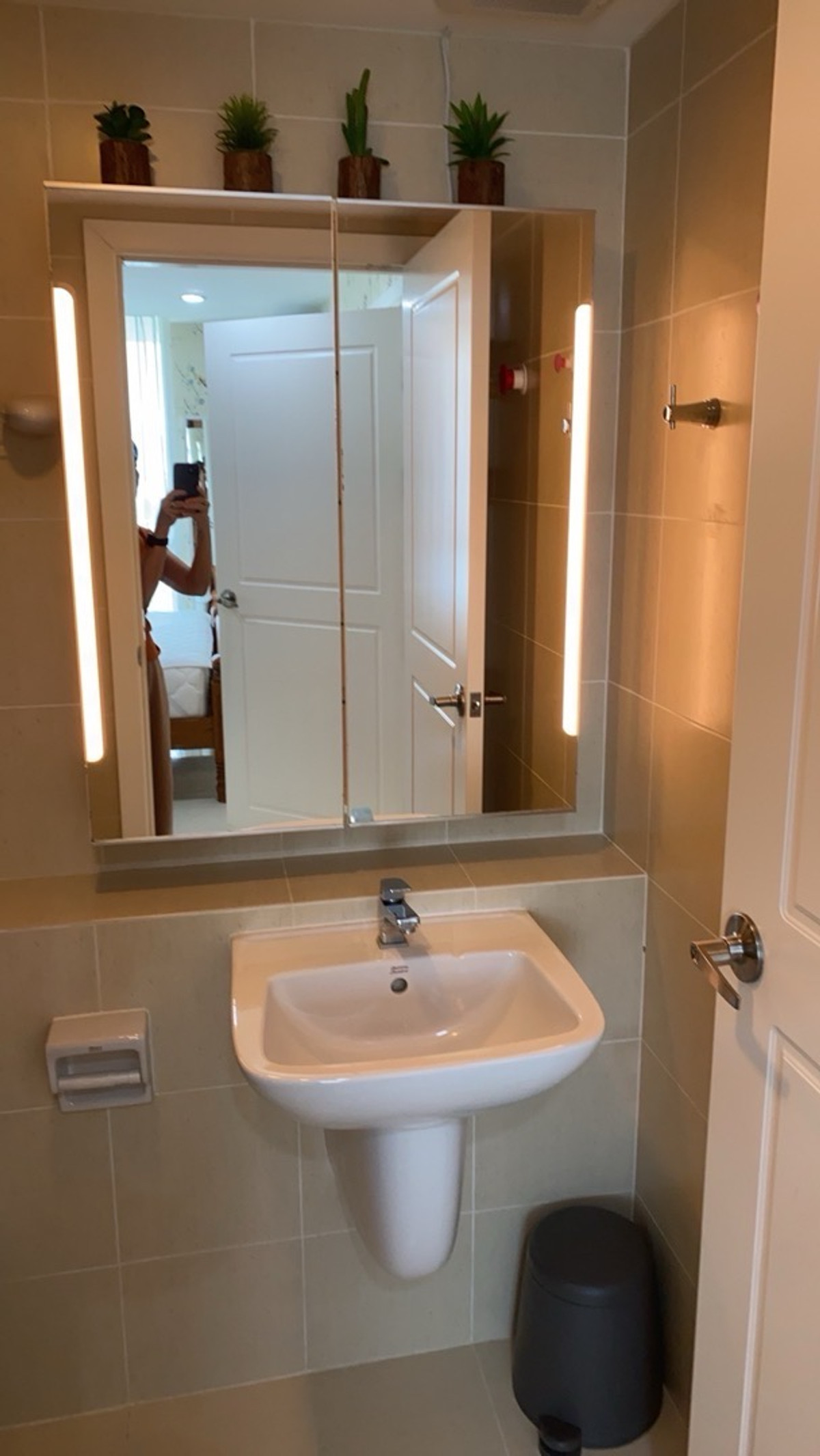 For RentCondoPattanakan, Srinakarin : 🚩 New Building 4 #Element Srinakarin Room almost 1 hrs. 1 Water. Beautiful room. There is an electric stove. Washing machine. Contact Aunt Mam 0992982923 LINEID: 0644740951 SOM4/1/19