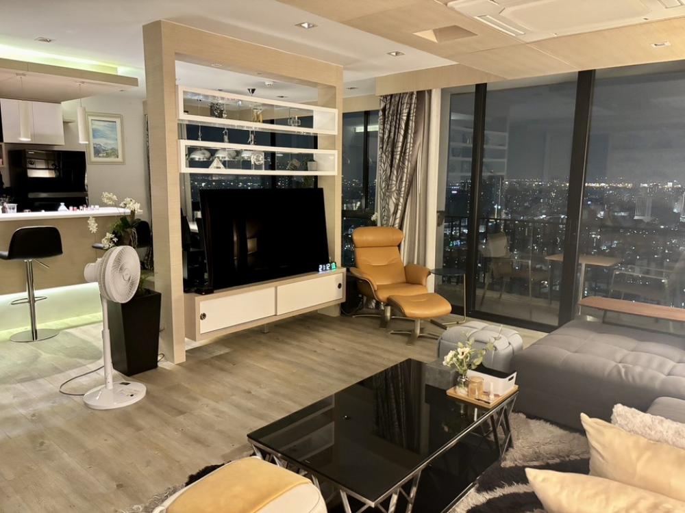 ขายคอนโดลาดพร้าว เซ็นทรัลลาดพร้าว : 📢👇Big size unit for 2 beds , big living room, unblocked of city view, near Central Ladprao, jatujak park, fully furnished.