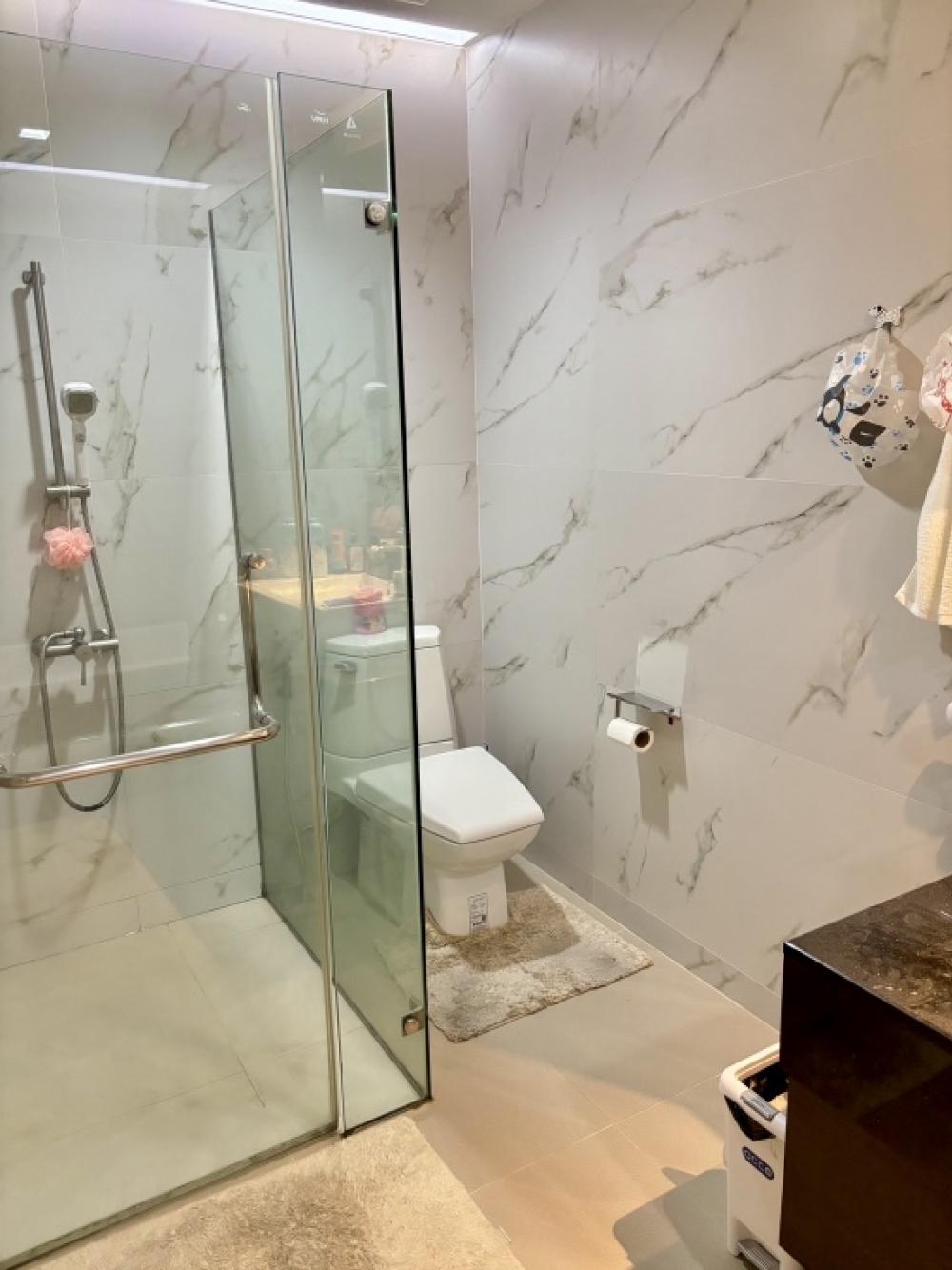 ขายคอนโดลาดพร้าว เซ็นทรัลลาดพร้าว : 📢👇Big size unit for 2 beds , big living room, unblocked of city view, near Central Ladprao, jatujak park, fully furnished.