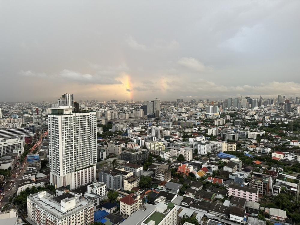 ขายคอนโดลาดพร้าว เซ็นทรัลลาดพร้าว : 📢👇Big size unit for 2 beds , big living room, unblocked of city view, near Central Ladprao, jatujak park, fully furnished.