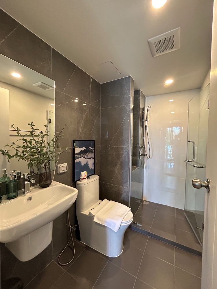 For RentCondoRayong : ⭐Condo For Rent At Brixton Rayong, New landmark of Rayong, Before reaching Map Ta Phut Industrial Estate, Less than 10 minutes from the city