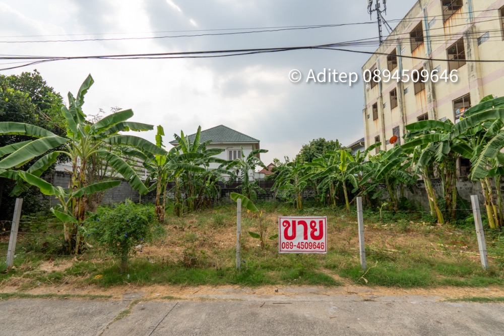 For SaleLandPathum Thani,Rangsit, Thammasat : Land for sale in Lam Luk Ka, Khu Khot, 112 sq m. Land near BTS Khu Khot, in a community area. Next to concrete road Suitable for building a house for living or trading. There are many entrances and exits.
