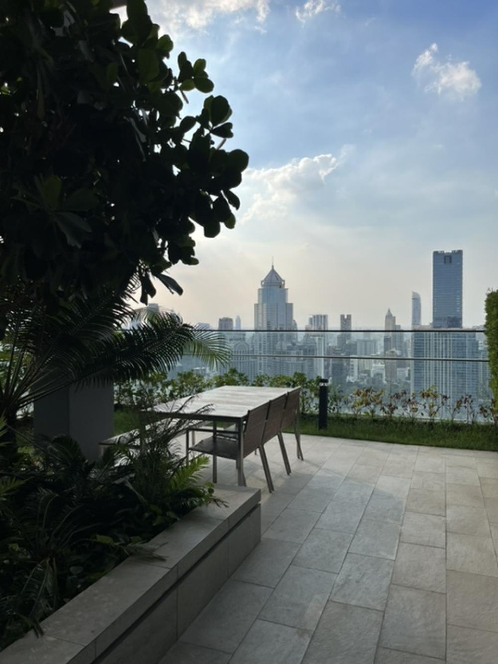 🔥Hot 🔥For Rent : Q1 sukhumvit *BTS nana 2bed 2bath please call 095-3905490 Loading...