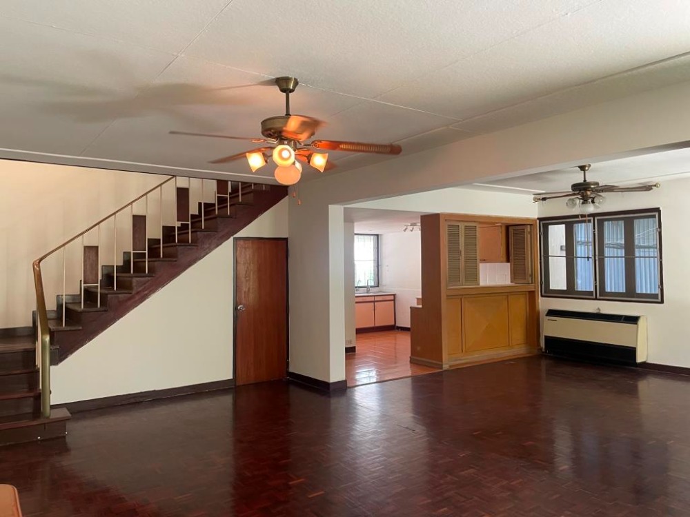 For RentHouseSathorn, Narathiwat : Classic style Semi-Detached House in the Sathorn, Nang Linchi and Rama 4 areas, size 2 bedrooms, 1 office room, shady garden Pets allowed