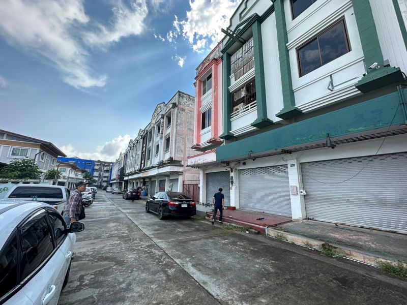 ขายอาคารพาณิชย์ระยอง : ขายอาคารพาณิชย์ 3 ชั้น 2 คูหา ตึกทำเชื่อมต่อเรียบร้อย อยู่ในแหล่งชุมชน ซอยตรงข้ามศูนย์ราชการอำเภอบ้านฉาง จังหวัดระยอง