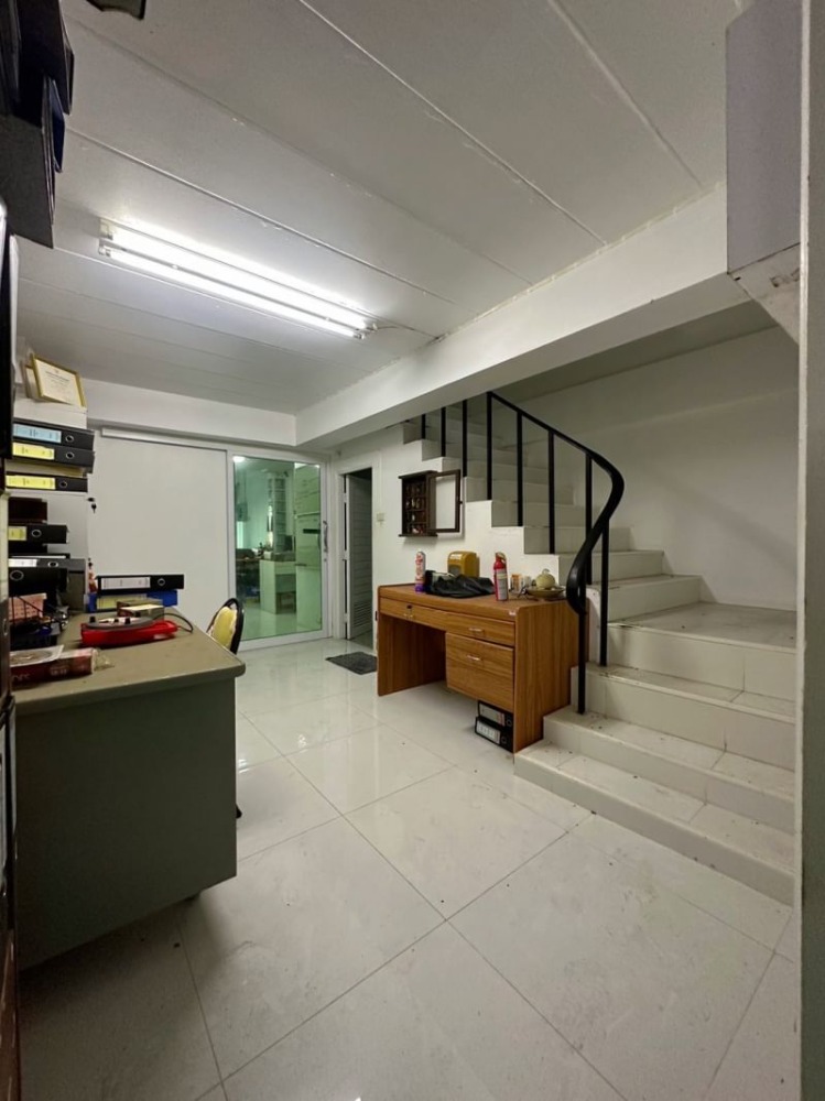 ขายอาคารพาณิชย์ระยอง : ขายอาคารพาณิชย์ 3 ชั้น 2 คูหา ตึกทำเชื่อมต่อเรียบร้อย อยู่ในแหล่งชุมชน ซอยตรงข้ามศูนย์ราชการอำเภอบ้านฉาง จังหวัดระยอง