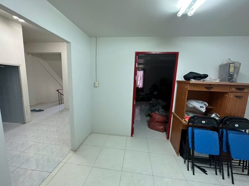 ขายอาคารพาณิชย์ระยอง : ขายอาคารพาณิชย์ 3 ชั้น 2 คูหา ตึกทำเชื่อมต่อเรียบร้อย อยู่ในแหล่งชุมชน ซอยตรงข้ามศูนย์ราชการอำเภอบ้านฉาง จังหวัดระยอง