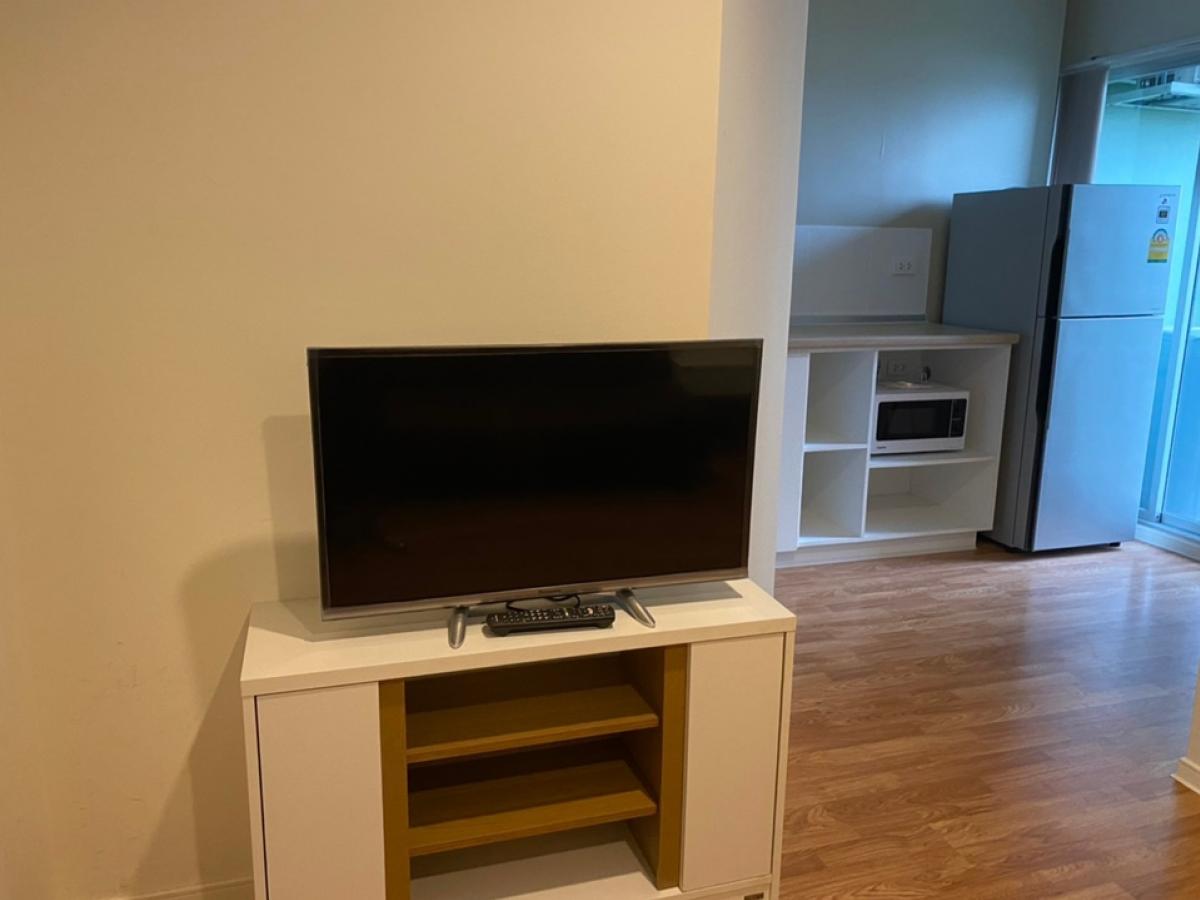 For RentCondo : 🔥ให้เช่า🔥คอนโดลุมพินี นครอินทร์ ริเวอร์วิว ขนาด 1 ห้องนอน ตึก B ชั้น 8 ขนาด 26 ตรมระเบียงทิศเหนือ ลมเย็นสบาย ไม่ร้อน (ติด wallpaper ทั้งห้อง)