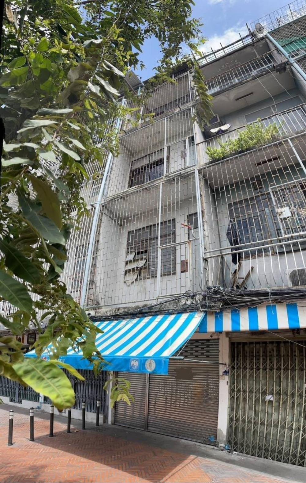 For SaleShop HouseYaowarat, Banglamphu : Shophouse for sale, 3.5 floors, next to Khlong Ong Ang Walking Street, Phahurat area, Saphan Han, Sampeng.