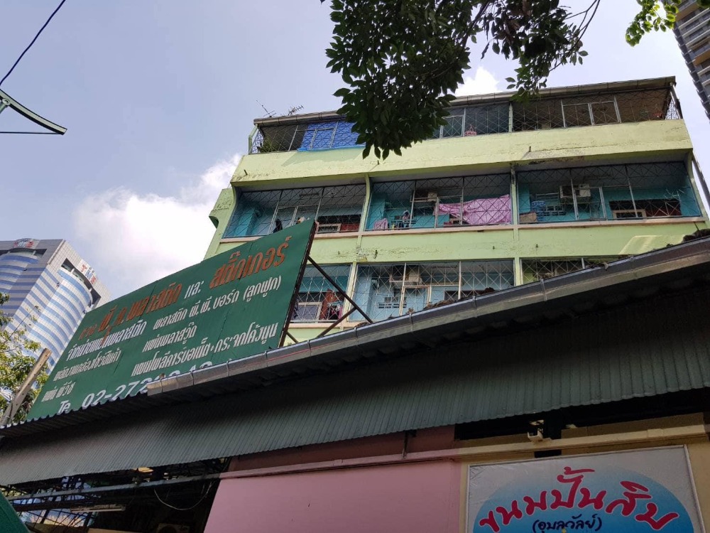 For SaleShop HouseSapankwai,Jatujak : Commercial building, 3 units, 5 floors+rooftop 90 sq.w. | next to Phahonyothin Road. Opposite Chatuchak Park | Next to The LINE Condo Chatuchak, near BTS Mo Chit, MRT Chatuchak Park
