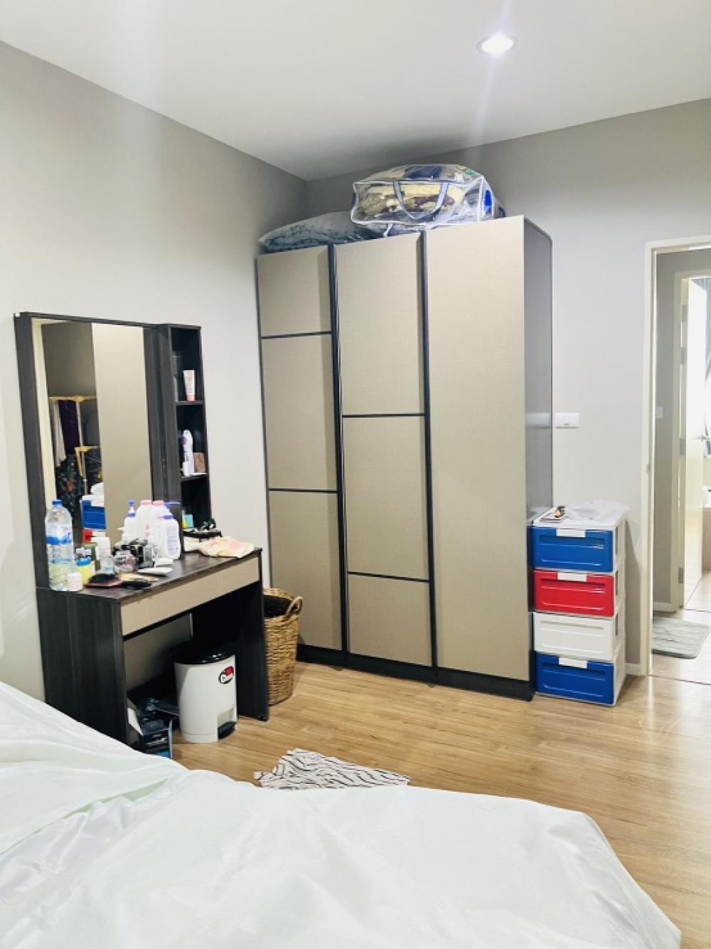 For SaleTownhomeSeri Thai, Ramkhamhaeng Nida : Baan Klang Muang Seri Thai-Lat Phrao, Soi Seri Thai 52, Seri Thai Road, 3 bedrooms, 2 bathrooms, parking for 2 cars, in front of the project next to Songwit School, pre-kindergarten - grade 6. You can walk to pick up and drop off.