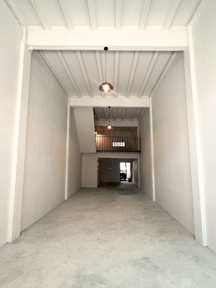 For SaleShop HouseLadprao101, Happy Land, The Mall Bang Kapi : Commercial building for sale, 4.5 floors, Happyland, near The Mall Bang Kapi and MRT Yellow Line, completely renovated.