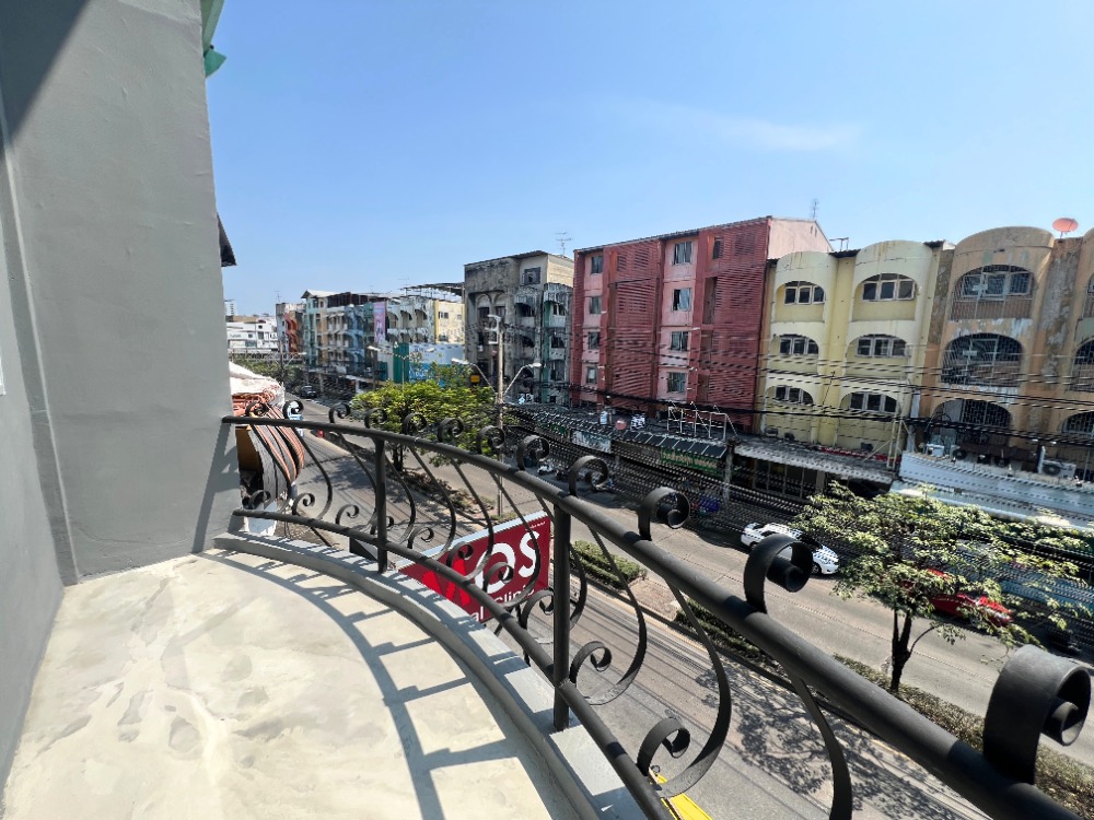 For SaleShop HouseLadprao101, Happy Land, The Mall Bang Kapi : Commercial building for sale, 4.5 floors, Happyland, near The Mall Bang Kapi and MRT Yellow Line, completely renovated.