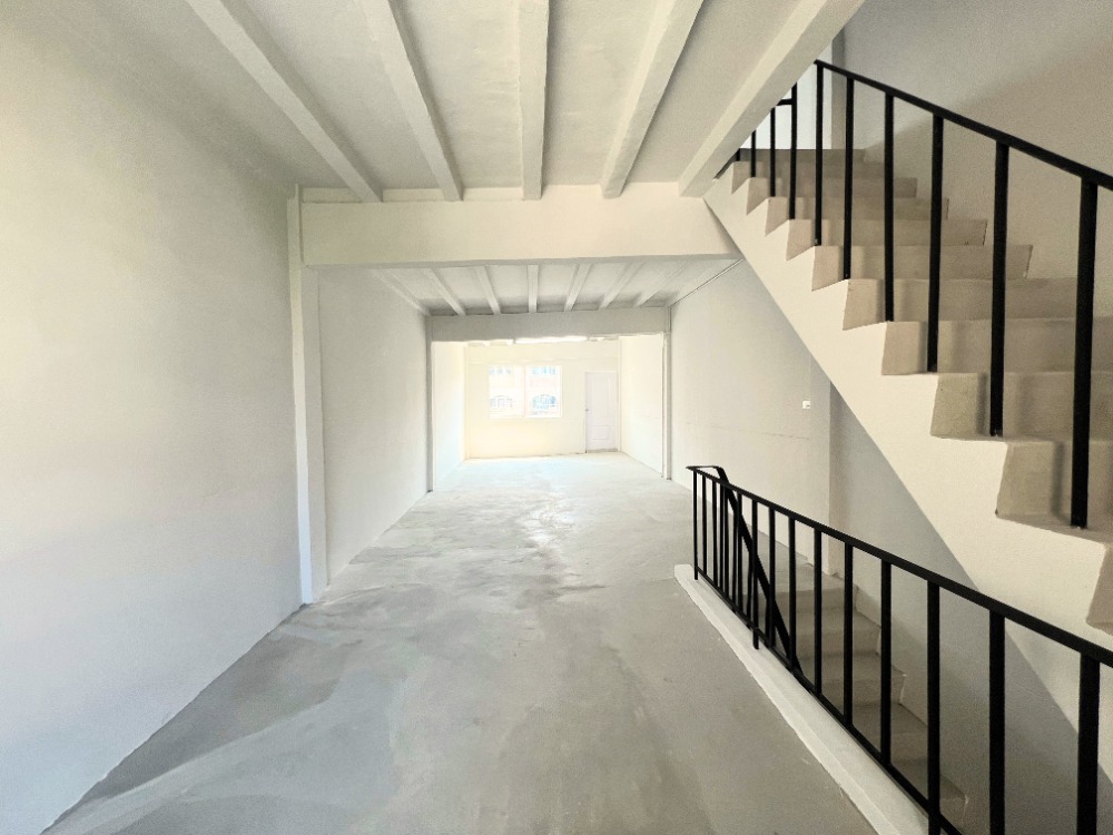 For SaleShop HouseLadprao101, Happy Land, The Mall Bang Kapi : Commercial building for sale, 4.5 floors, Happyland, near The Mall Bang Kapi and MRT Yellow Line, completely renovated.