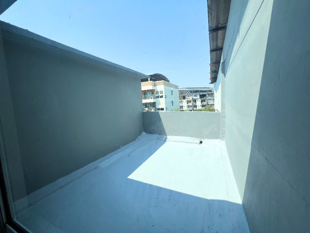 For SaleShop HouseLadprao101, Happy Land, The Mall Bang Kapi : Commercial building for sale, 4.5 floors, Happyland, near The Mall Bang Kapi and MRT Yellow Line, completely renovated.